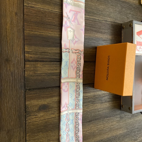 Louis Vuitton Scarf - Picture 2 of 4